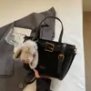 Bolso pequeño súper popular para mujer, nuevo modelo de verano 2026, bolso cruzado tipo cubo de nicho de alta gama para el día a día