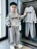 Elegante Conjunto Otoñal de Dos Piezas para Niños Medianos y Mayores 2026 Nuevo Estilo Conjunto de Sudadera con Estampado de Letras y Pantalones Jogger con Puños Acanalados para Niños