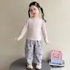 Conjunto de otoño para niña estilo coreano 2026 nuevo modelo, súper lindo top dulce a rayas de dos piezas falsas para bebé con pantalones cargo grises