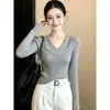 Suéter de punto gris para mujer con cuello en V y manga larga, nuevo estilo para principios de otoño de 2026, extremadamente elegante, top fino ajustado