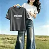 Camiseta de Manga Curta de Alta Qualidade para Mulheres com Decote V e Estampa, Novo Estilo de Verão Top que Cobre a Barriga 2026 Moda Tendência Top Soltinho que Cobre o Corpo