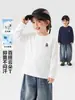 Camiseta de manga larga para niño estilo europeo derecho, colección primavera y otoño, para niños y preadolescentes, ropa interior, nuevo estilo 2026 ropa infantil, camiseta básica de moda