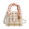 2026 Novo Estilo Lenço de Seda Bolsa de Mão Bolsa Lady Diana Bolsa Feminina Bolsa Quadrada Pequena Versátil Bolsa de Ombro Transversal em Couro Envernizado Comércio Exterior