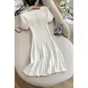 Vestido de Punto de Seda Helada Hueco Estilo Retro Coreano Inspirado en Chanel con Cintura Ceñida, Efecto Adelgazante y Falda Plisada de Corte A