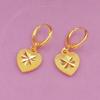 Aretes de latón chapado en oro con forma de corazón, imitación de oro, joyería de boda, fábrica mayorista, estilo étnico, aretes de corazón de durazno para mujer