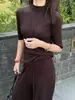Blusa de Tricô Feminina Justa com Gola Meio Alta, Manga Curta, Novo Estilo 2026, Emagrecedora, Versátil, Blusa de Lã, Preta, Cinza, Café, Escuro