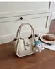 Bolso Tote Adorable con Colgante de Oso para Mujer, Bolso de Hombro de Piel PU Color Blanco Cremoso con Textura de Lichi