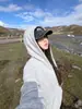 Chamarra sudadera blanca y gris de corte slim para mujer, nuevo estilo coreano otoño 2026, extremadamente elegante, con hombros rectos y cintura ceñida, sudadera con capucha