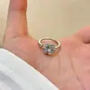 Anel de Camélia Cravejado com Zircônia, Anel de Dedo Indicador de Nicho, Requintado e de Luxo Leve, Acessório de Mão Versátil, Novo Produto de Nicho de Alto Padrão
