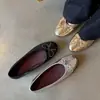 Temporada do Primeiro Encontro: Sapatilhas de Bico Redondo com Laço e Rebites, Mocassins Baixos