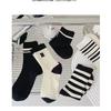 Calcetines de mujer de longitud media, calcetines de primavera y otoño, calcetines deportivos con letras, calcetines apilados para estudiantes, calcetines japoneses de moda que combinan con todo.