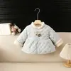 Chaqueta fina de algodón estilo chino para bebé niña, con cuello de felpa patchwork y botones decorativos, perfecta para looks dulces y encantadores de otoño e invierno