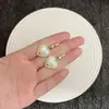 Pendientes de Gancho con Perla, Corazón Rojo Escarchado Tachonado de Diamantes Estilo Francés Retro, Pendientes Únicos de Lujo Ligero, Selección de Influencers de Tendencia Otoño e Invierno