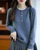 Moda Outono 2025 Tricô Falso Duas Peças Feminino Redutor de Idade Peça Externa Cor Contrastante Gola Redonda Tricô Bordado Camisa Base