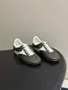 Zapatillas de entrenamiento retro alemanas de cuero genuino brillante, estilo para parejas, con detalles de franja lateral y suela de goma, un diseño versátil