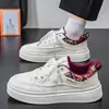 2026 Nuevas Zapatillas Casuales Ligeras Transpirables para Hombre de Verano Retro Versátiles para Trabajo Deportes Modernas Zapatos Blancos