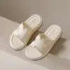 Chinelos de Verão Femininos Estilo Chanel 2026 Novo Modelo, Sola Grossa, Modernos, Versáteis, Antiderrapantes, Sandálias de Encaixe para Praia