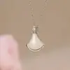 Nuevo Collar de Diamantes Blanco con Forma de Abanico de Nácar para Mujer, Falda de Diamantes Completa, Estilo Ins, Cadena Clavicular de Lujo Exquisito y Accesible, Colgante de Cobre