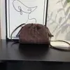 Bolsa Nuvem Camurça Fosca Retrô Boca Dourada Bolsa Tecida à Mão 2025 Nova Bolsa de Mão Pregueada Formato Dumpling