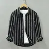 Camisa casual masculina de manga longa listrada da moda estilo japonês 2026 com colarinho quadrado, versátil e de corte solto, disponível para dropshipping
