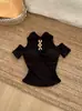 Estilo Novo de Verão Sexy Estilo Desejo Puro Camiseta de Manga Curta com Fivela de Metal para Mulheres, Top Curto Sexy para Garotas com Alça Única no Pescoço