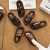Chinelos Peludos Retro com Velcro Femininos 2026 Outono Inverno Solado Grosso Aumentador de Altura Roupa de Casa Exterior Antiderrapante Quente Chinelos de Pelúcia com Uma Tira
