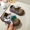 Tênis Esportivo para Bebê 2025 Outono Novo Calçados Infantis para Meninos e Meninas Estilo Coreano Ugly Sapato de Jardim de Infância para Interior Solado Macio