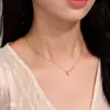 Collar de Nariz Igual de Zhao Rusi Cadena para Clavícula Colgante de Zirconia de Diamante Individual Mini Clásico de Cuatro Garras