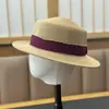 Chapéu de Palha Trançado Estilo Hepburn Francês Temperamento Elegante Chapéu Fedora de Topo Plano com Aba Larga Fita de Seda Proteção Solar para Férias na Praia Guarda-sol