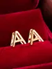 Pendientes de botón casuales de moda populares, creativos, con diseño de letra, simples, versátiles para el día a día, de alta calidad, lujo ligero