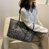 Bolso de mujer de gran capacidad, otoño e invierno 2021, nuevo bolso de hombro moderno y de moda, bolso de mano de diseño sencillo para desplazamientos diarios.