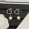 Brincos Réplica Chanel Modelo Novo 2025 com Logo, Metade Couro Preto, Metade Diamante, Design Duplo C, Brincos Vintage de Alto Padrão com Pino Prateado para Mulheres Venda por Atacado