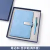 Conjunto de notebook A5 e caneta em estoque, ideal para reuniões e eventos corporativos, um presente prático com opções de personalização de logotipo.