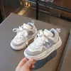 Zapatillas de mariposa para niñas, primavera 2025, nuevas zapatillas informales antideslizantes de suela suave para niños, zapatos de princesa de estilo coreano para bebés, a la moda.
