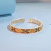 Pulsera Plateada Nuevo Estilo Chino con Incrustaciones Doradas y Frases Auspiciosas a Todo Color, Moda Estilo Palacio, Diseño Abierto, Sólido, Venta Directa del Fabricante