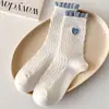 Meias Azuis e Brancas Color-Blocked de Cano Médio para Mulheres, Estilo Fino de Verão com Bordado de Coração, Meias Longas de Algodão com Listras Estilo College, Malha Dupla