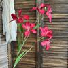 Ornamentos para Quarto de Casamento Flores de Simulação Vermelho Festivo Arranjo de Casamento Avançado Arranjo Floral de Casamento Balde de Abraço Flores Artificiais Floricultura de Simulação