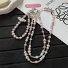 Cadena cruzada para teléfono de mariposa de perlas y cristal de alta gama dos en uno, una cadena larga lujosa y versátil para bolsos, diseñada para prevenir la pérdida