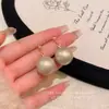 Brincos Grandes de Pérola Estilo Retro Luxo Leve para Mulheres Elegantes de Alto Padrão Temperamento Brincos de Tarraxa Novo Estilo 2026 Acessórios de Brincos de Celebridade da Internet Atacado