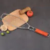 Suministro al por mayor de fábrica Malla para pescado a la parrilla con mango de madera cóncavo marrón, parrilla de barbacoa antiadherente, pinza para pescado a la parrilla de acero inoxidable 430