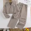 Conjunto Simples da Moda para Meninas 2026 Outono Novidades Conjunto de Duas Peças com Top de Lapela com Zíper e Calça Longa Listrada para Crianças de Tamanho Médio e Grande