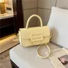 Bolso pequeño retro para mujer, nueva colección de verano 2026, bolso de hombro versátil, bolso cruzado, estilo transfronterizo, con acabado similar al cuero encerado, bolso cuadrado pequeño