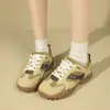 Sapatos Esportivos Casuais de Design Retrô de Nicho com Solado Macio Verão 2025 Novos Sapatos de Treinamento Moral com Solado Grosso Versáteis Sapatos de Pai para Mulheres
