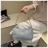 Bolsa quadrada pequena de cor sólida popular outono 2026 nova elegante casual de um ombro chique moderna para o trabalho de mão sob o braço