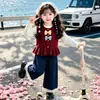 Conjunto de tres piezas de chaleco de punto y jeans para niñas coreanas, nuevo atuendo estilo escolar otoño 2026, ropa infantil de moda al por mayor