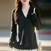 Camiseta de tricô estilo francês, fluida, com decote em V para mulheres, apresentando um delicado padrão jacquard, um design suave e elegante, e um modelo justo de manga comprida, adequado para primavera e outono