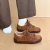 Novos sapatos femininos de outono, tênis casuais retrô alemães, sapatos femininos versáteis de sola grossa, 2026 marrom, com característica interna de aumento de altura, tecido com estampa de leopardo