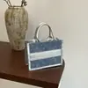 Bolsas de mano texturizadas estilo coreano al por mayor para mujer, nuevo modelo verano 2026, bolso cuadrado pequeño con diamantes empalmados, bolso versátil para fiesta