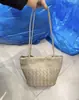2026 Nuevo Bolso Cesta Tejida de Piel de Oveja, Bolso de Hombro de Cuero Genuino de Gama Alta de Nicho, Bolso Tote Vintage para Mujer, Venta al por Mayor de Fábrica
