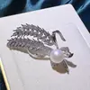 Accesorios DIY broche de espiga de trigo de alta gama para mujer cobre chapado en oro microincrustado circonita pasador para abrigo otoño e invierno corsage de perla soporte vacío